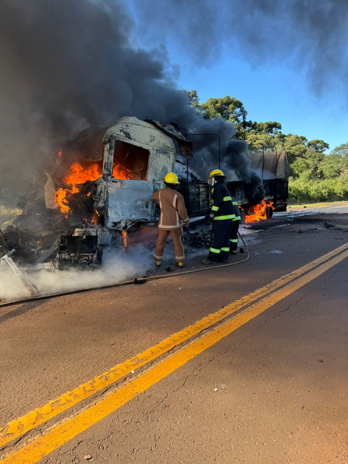 Un camión chocó contra otro en la Ruta 12 y se prendió fuego - Imagen principal
